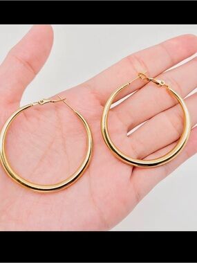 259. 18k gold hollow hoop earrings